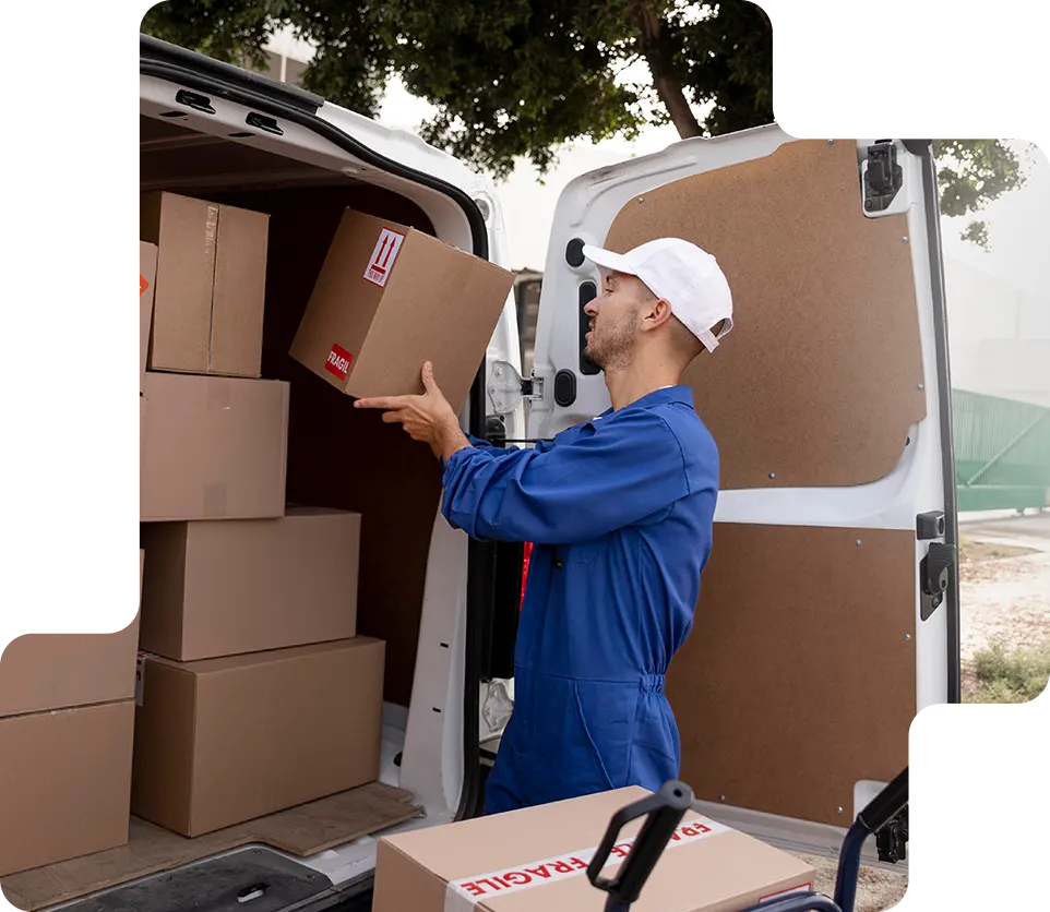 E-commerce 3PL delivery agent unloading orders from truck | Locad